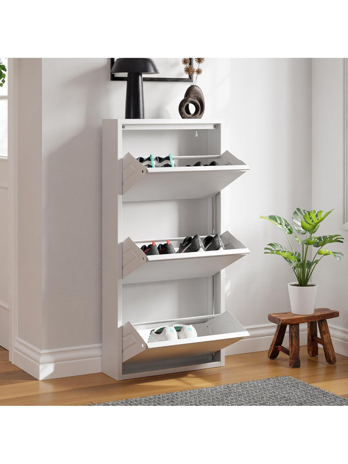 Organizador metalico de pared con tres compartimentos abatibles para seis pares de zapatos